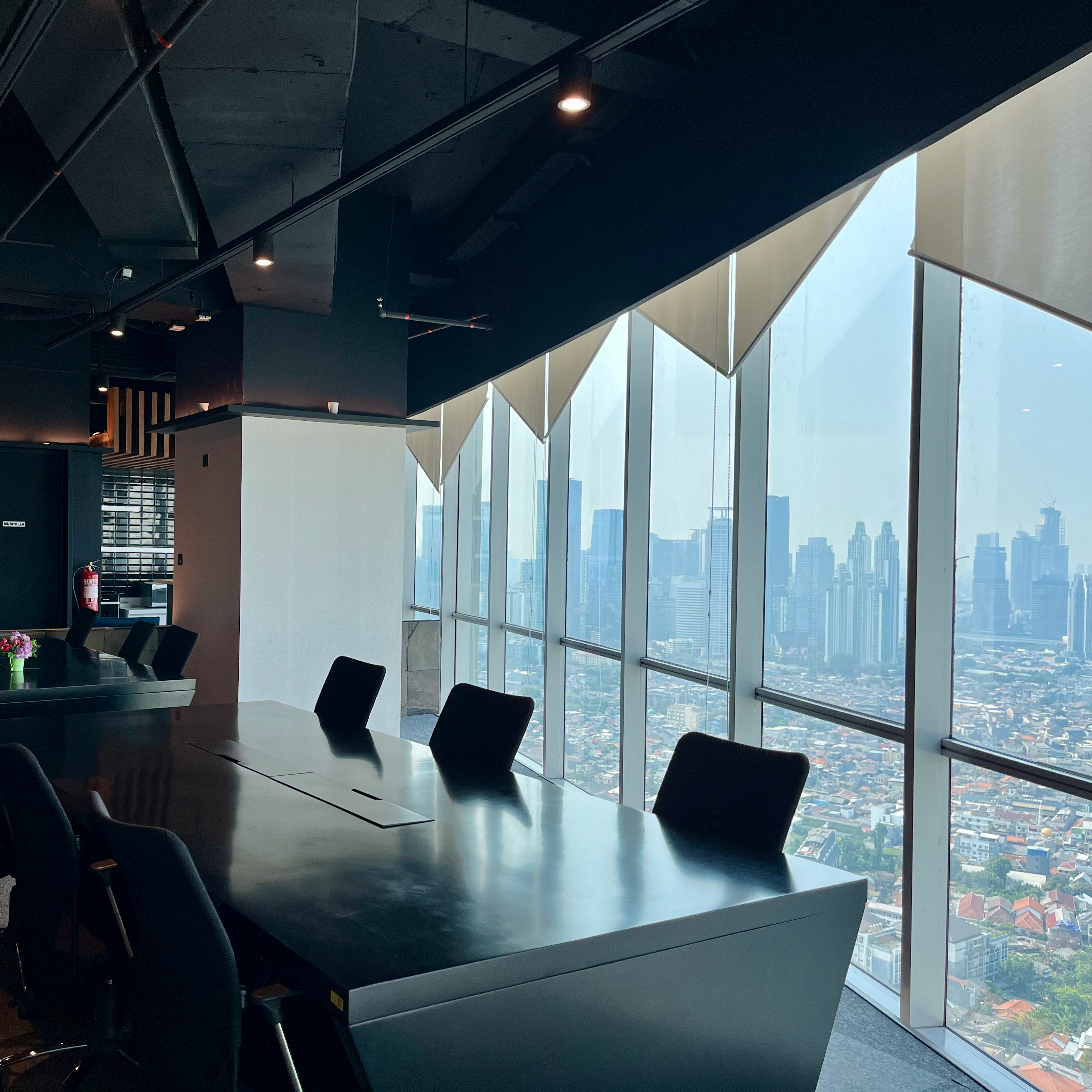Director Room Prime Office — pemandangan Jakarta dari lantai 37 AXA Tower