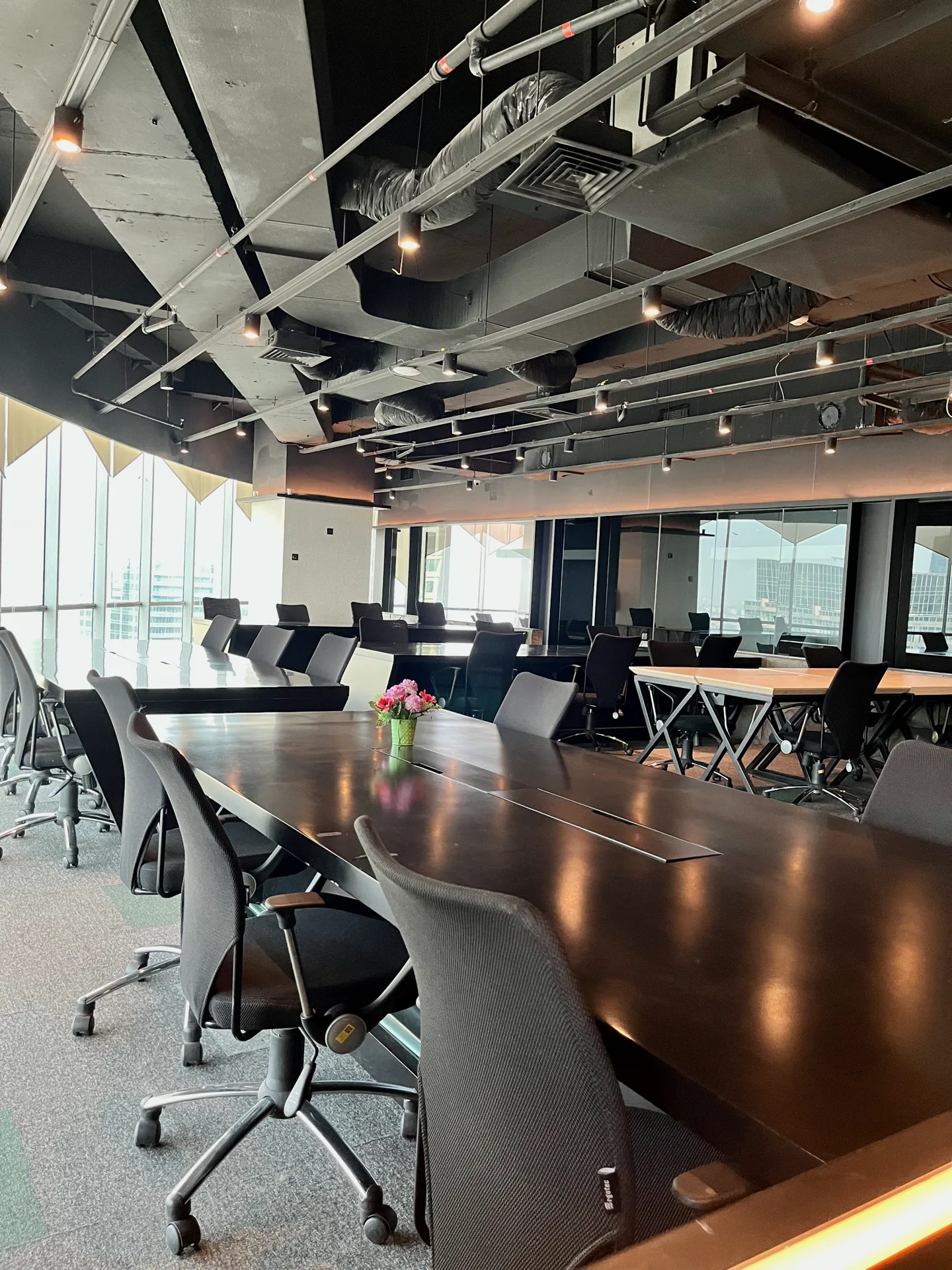 Area kerja open plan dengan pemandangan kota