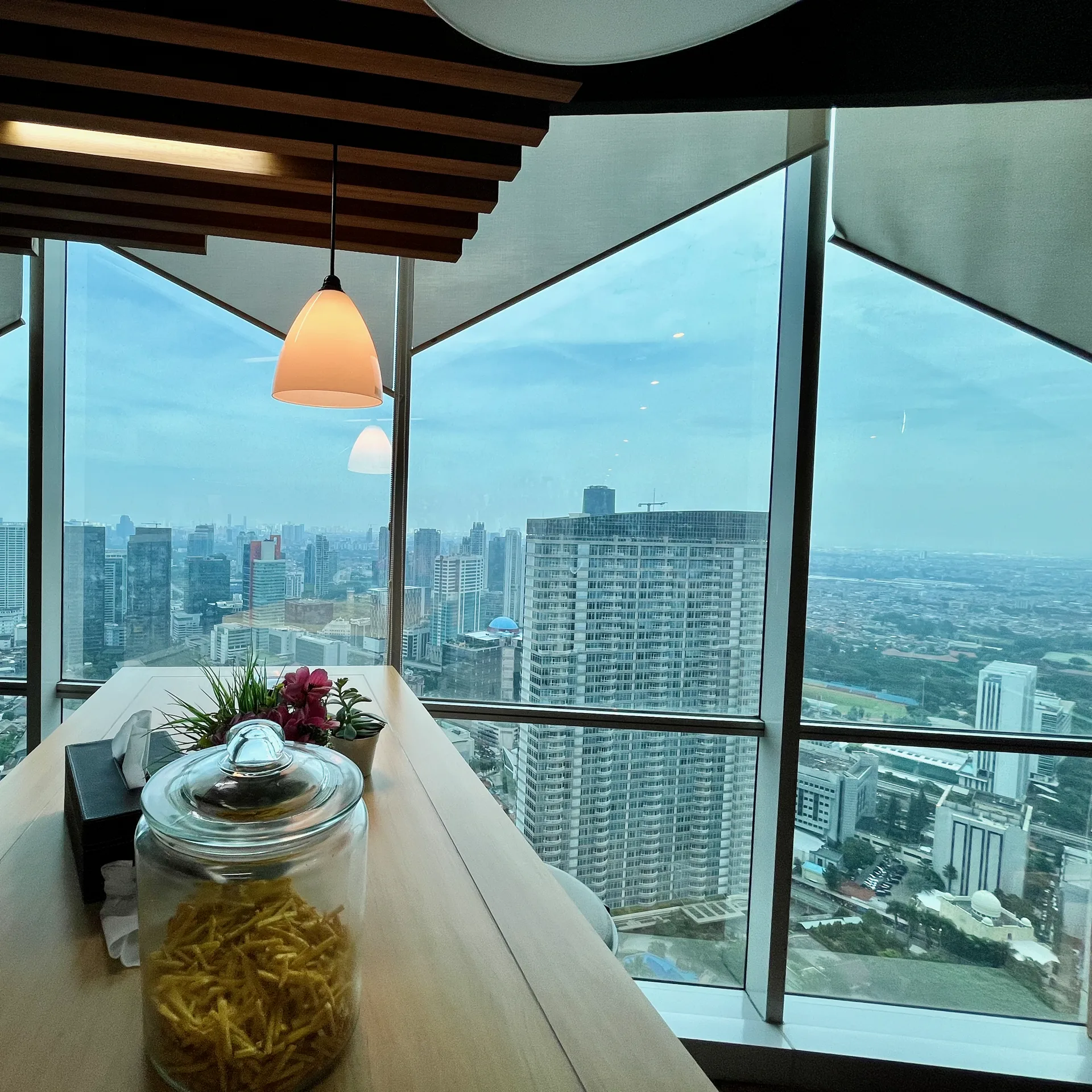 Pantry & lounge dengan pemandangan kota Jakarta