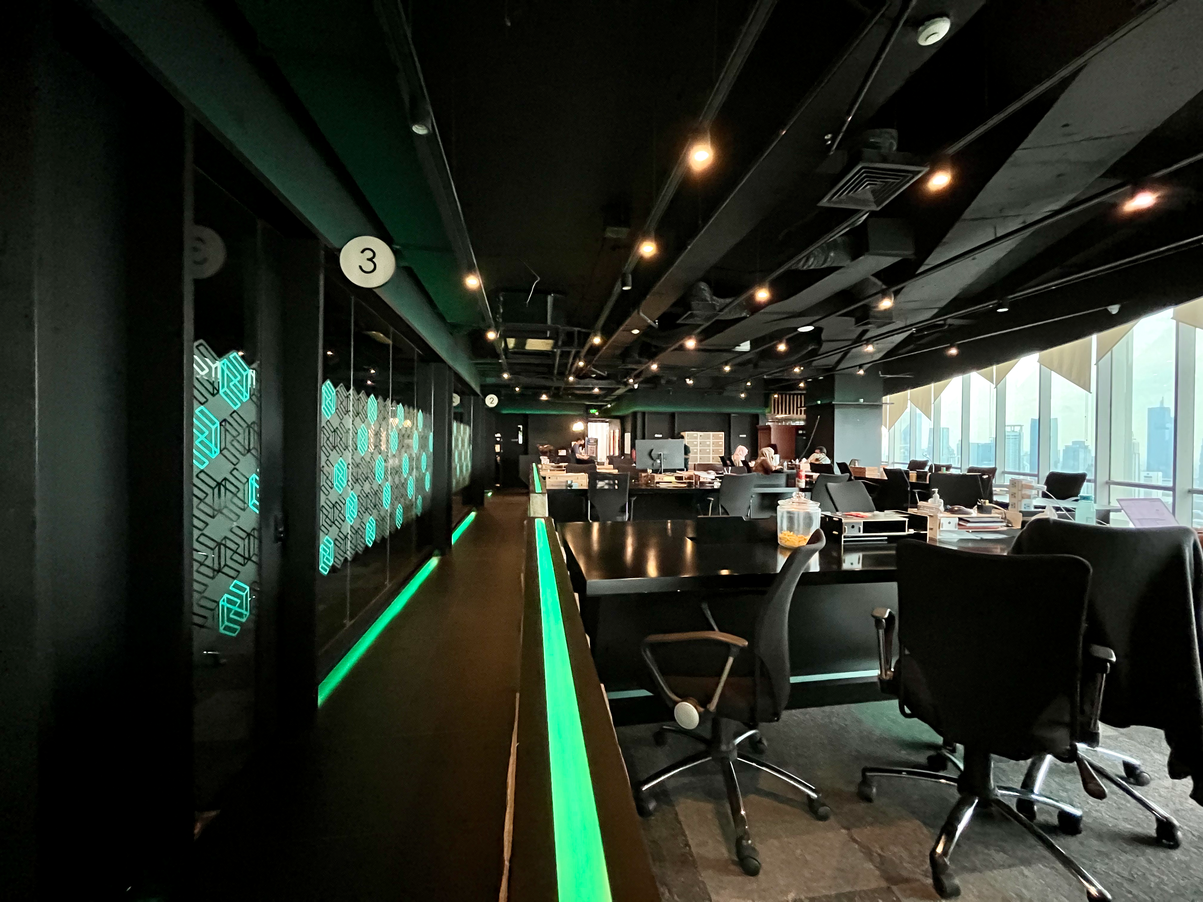 Koridor Director Room dengan pencahayaan modern