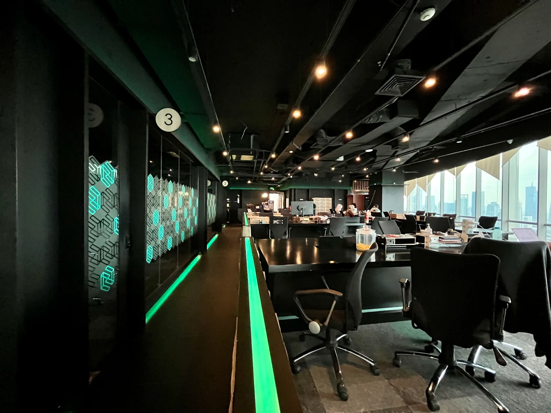 Koridor Director Room dengan pencahayaan modern